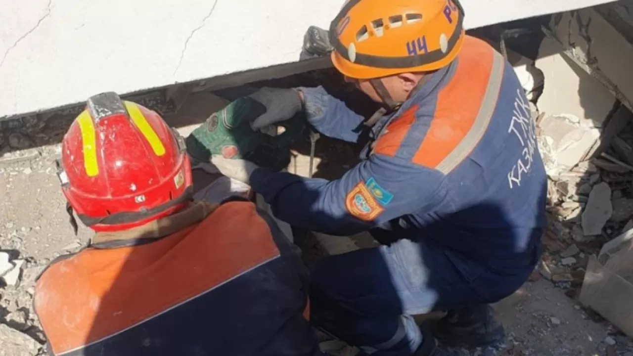 В Турции казахстанские спасатели извлекли из-под завалов тела 53 человек