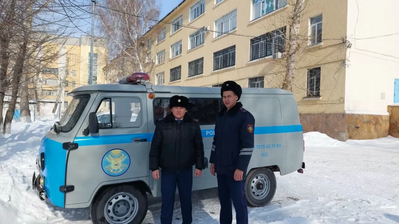 Қарағанды облысында патрульдік полиция қызметкерлері өртенген үйден газ баллонын алып шықты
