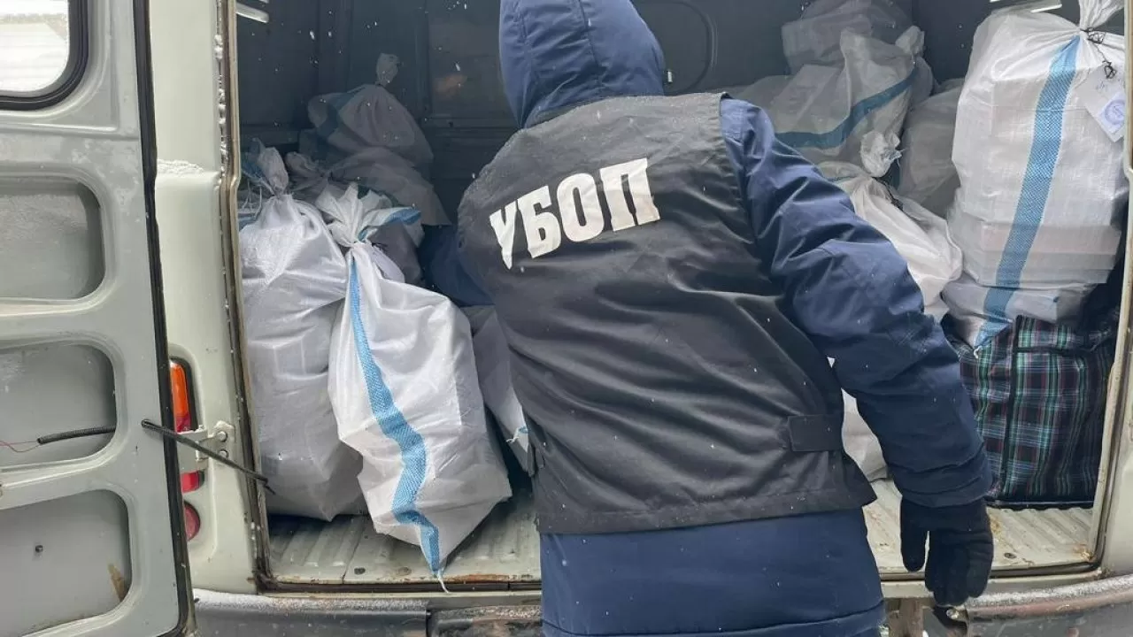 БҚО-да 500-ден астам темекі блогы мен 1 тонна спирттік өнім тәркіленді