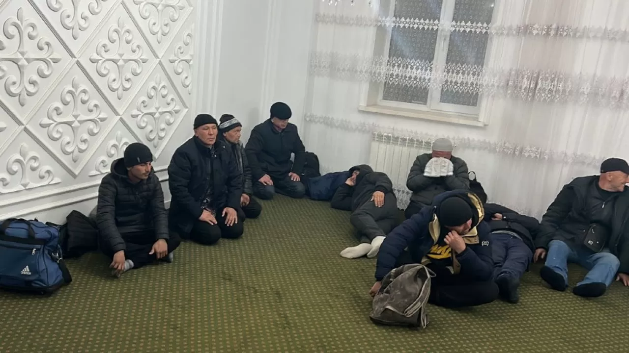 Ақтөбеде боранды күні жолда қалған жүзге жуық адам жылыту бекетіне жеткізілді
