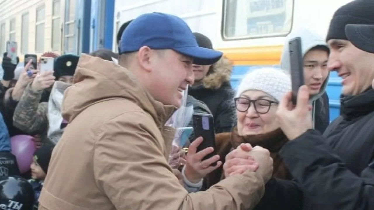 "X-factor" байқауының гранд-финалисті атанған семейлік әскери қызметкерді жерлестері ұлан-асыр той жасап қарсы алды