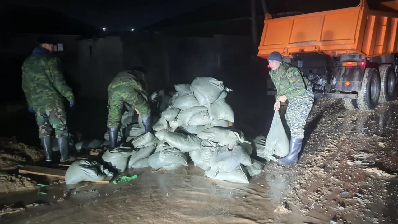 Более 2500 кубометров воды откачали с улиц Шымкента
