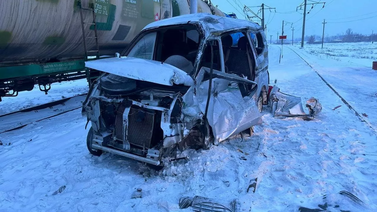 Поезд снес автомобиль в Акмолинской области