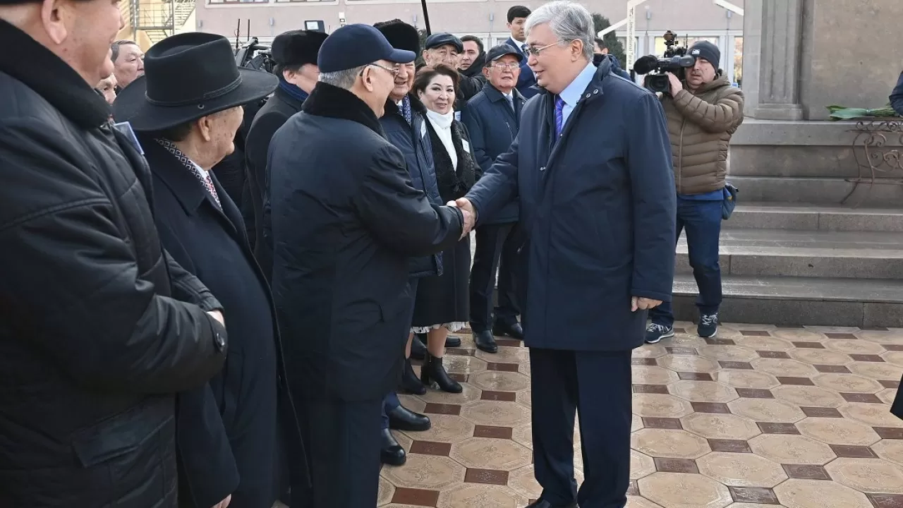 Токаев возложил цветы к памятнику писателю Шерхану Муртазе