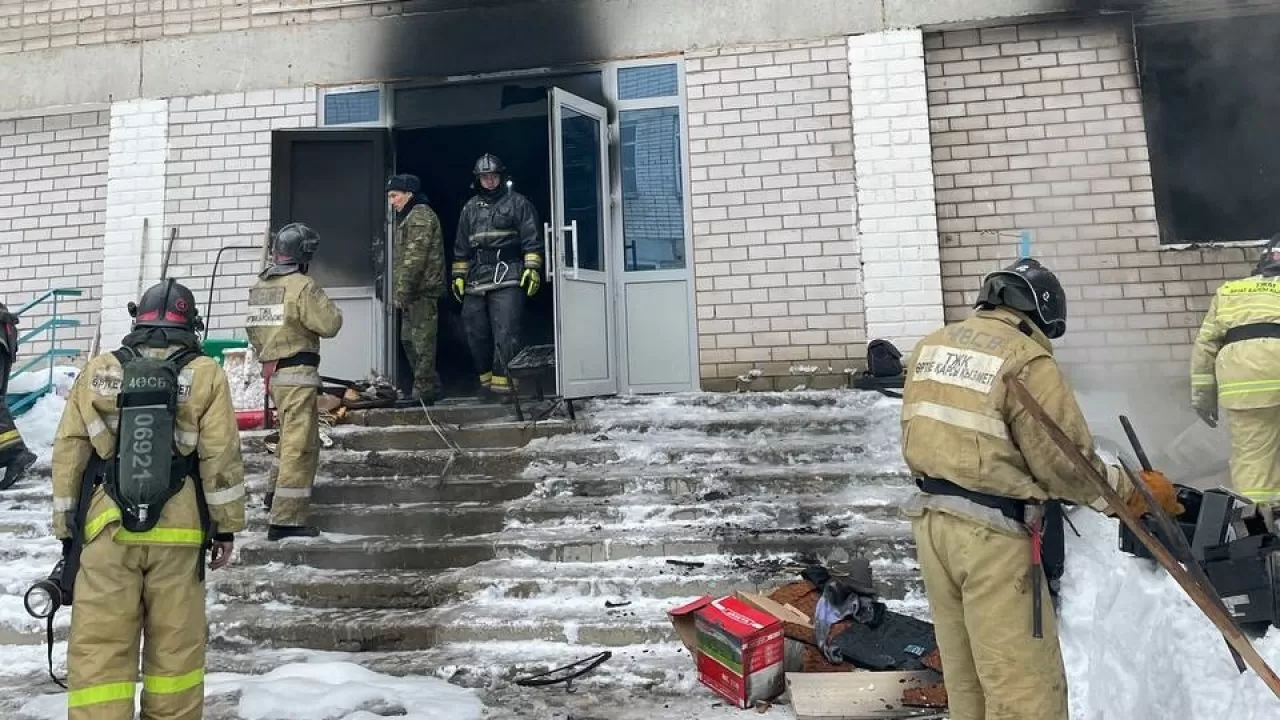 Пожар в школе в Актобе: из здания эвакуировали около 900 учеников