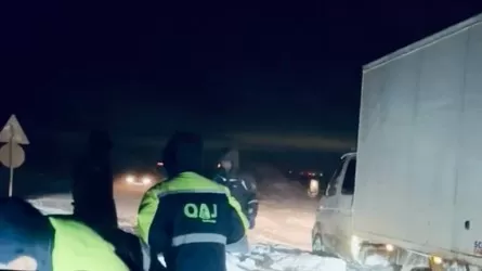 Из снежного плена вызволили колонну из 60 машин в Атырауской области