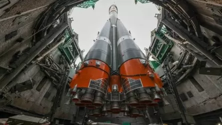 На Байконуре вывели на старт беспилотную ракету "Союз МС-23"