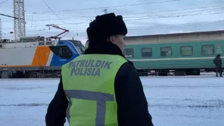 Жолда ішімдік ішіп, елдің мазасын алған 5 жолаушы пойыздан түсірілді