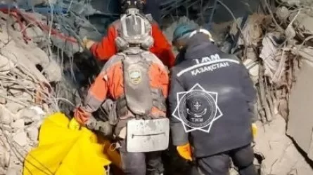 Казахстанские спасатели извлекли уже 67 тел из-под развалин в Турции