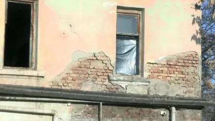 Салынғанына 80 жылдан асқан көпқабатты 107 үйдегі жұрт үреймен өмір сүреді