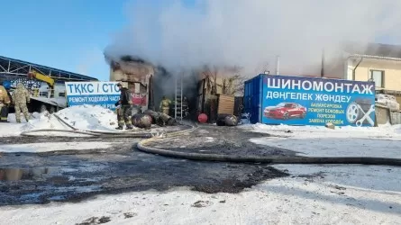 Два автомобиля полностью сгорели в Астане