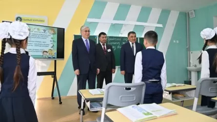 Президент Байзақ ауданында жаңадан ашылған Көктал орта мектебіне барды