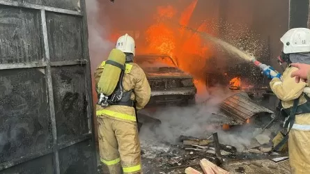 Автомобиль и СТО сгорели в Жанаозене