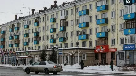 Өскемен әкімдігі үйлердің балконындағы мемлекеттік туларды 1,6 млн теңгеге ауыстырмақ