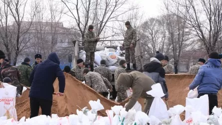 Военные принимают участие в противопаводковых мероприятиях в Туркестанской области 