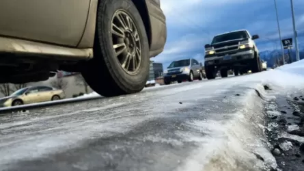 На дорогах Кызылординской области устраняют последствия ледяного дождя