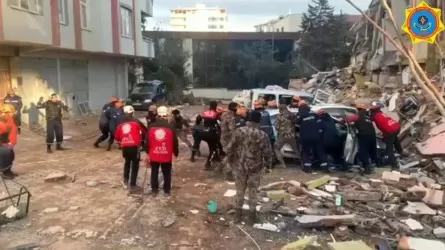 Казахстанские спасатели разбирают 6-этажку в Турции, которая вот-вот рухнет