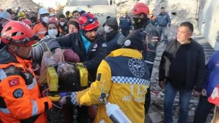Двух женщин вытащили спустя 8 суток из-под завалов в Турции