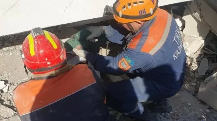 Еще троих живых человек вытащили казахстанские спасатели в Турции