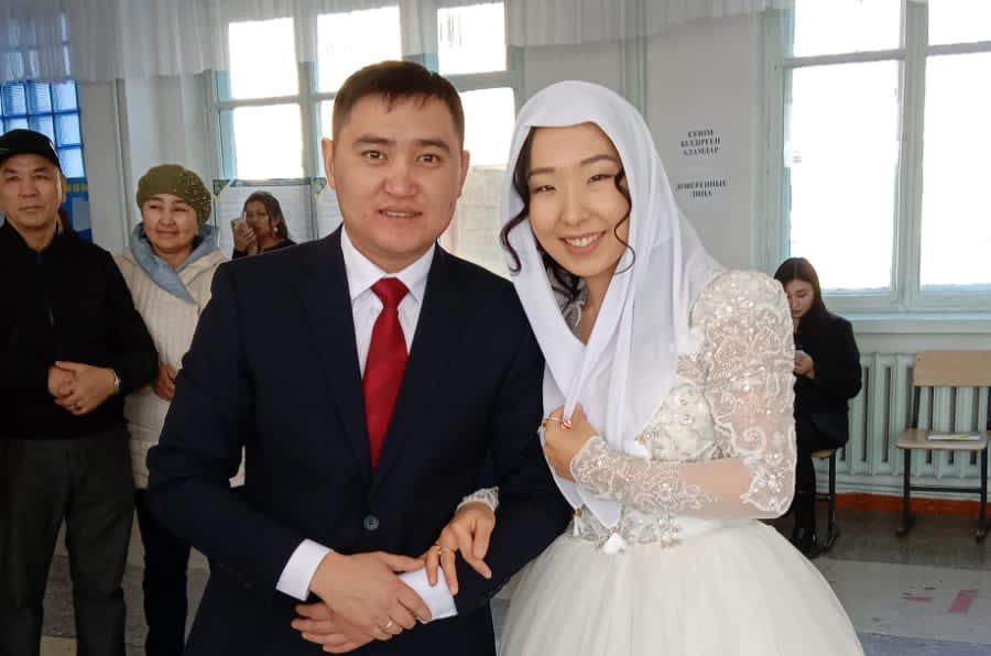 Жених и невеста проголосовали на выборах в Семее