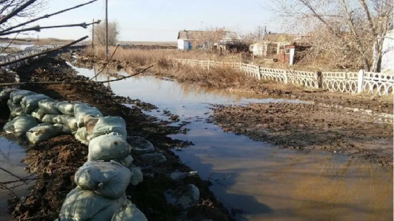 Жол бойы қазылған арыққа тұрғындар наразы