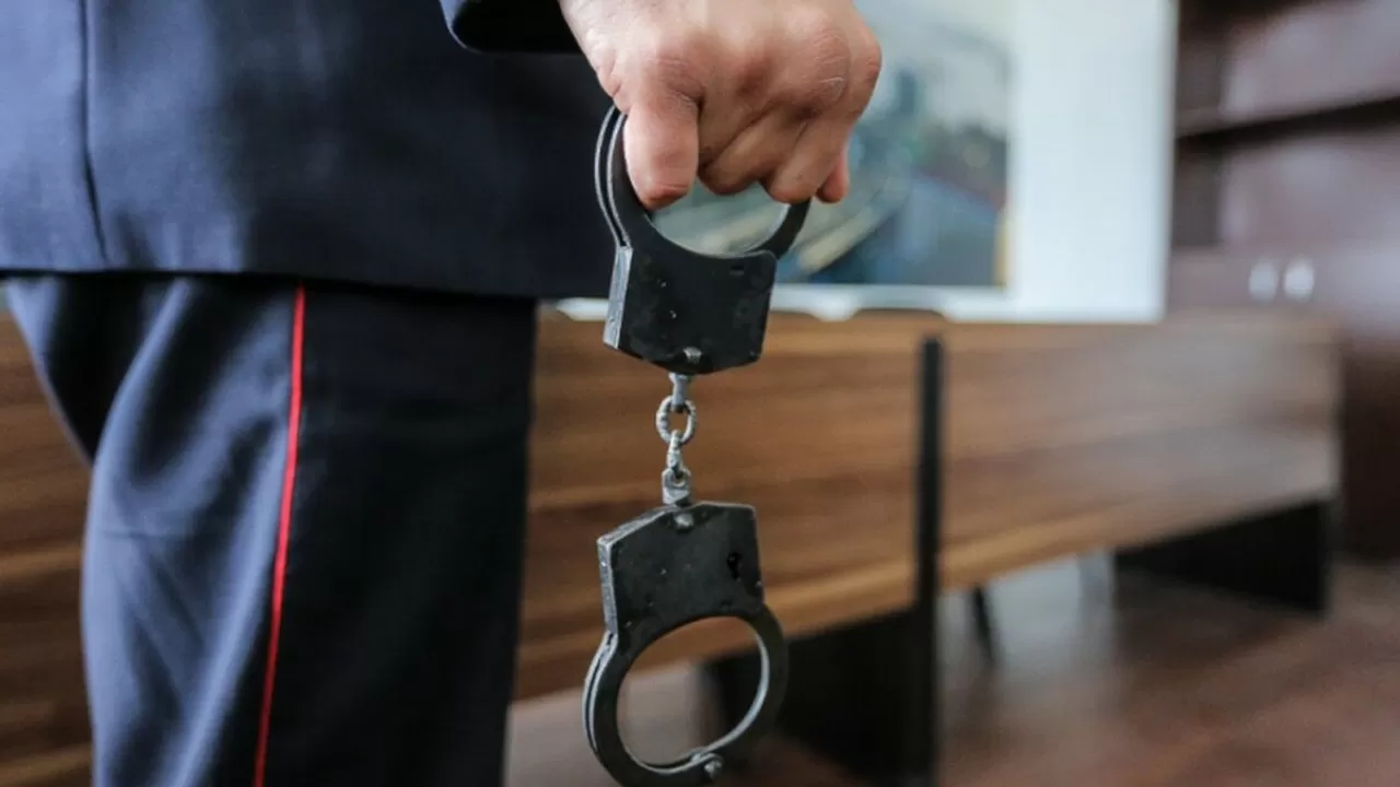 Маңғыстау облысында екі қызды зорлаған ер адам терезеден секірді