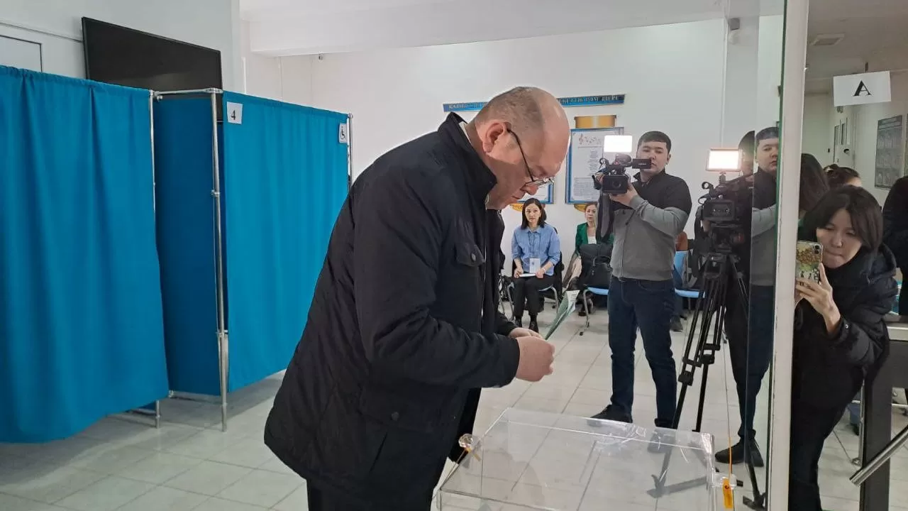 ЖСДП, "Байтақ" және "Ауыл" партияларының көшбасшылары сайлауда дауыс берді