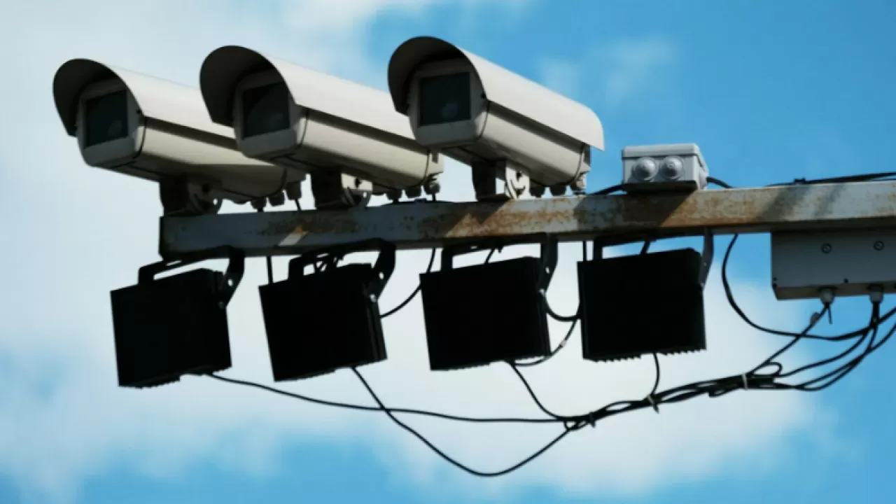 Неприятности для лихачей: на ж/д переездах установили видеокамеры в РК