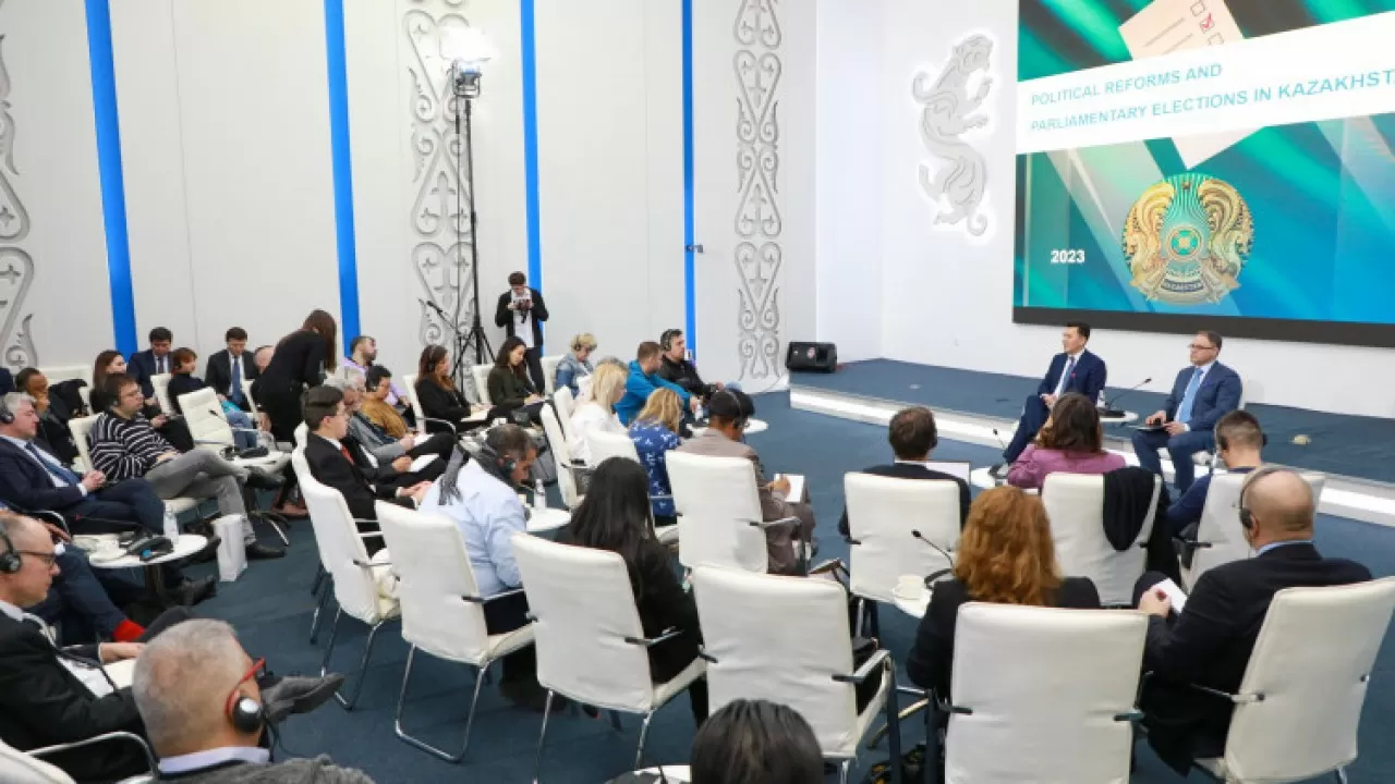 Ерлан Карин ответил на вопросы иностранных журналистов