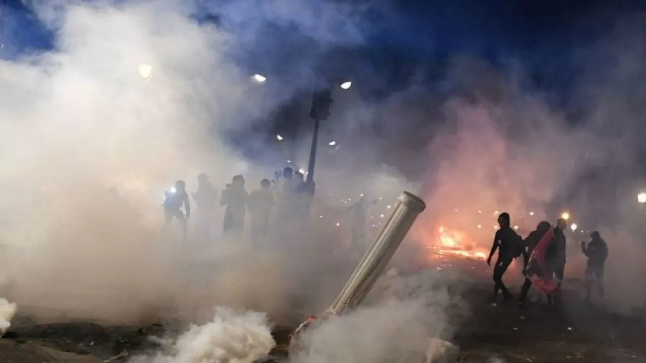 Во Франции горят улицы после подписания закона о повышении пенсионного возраста