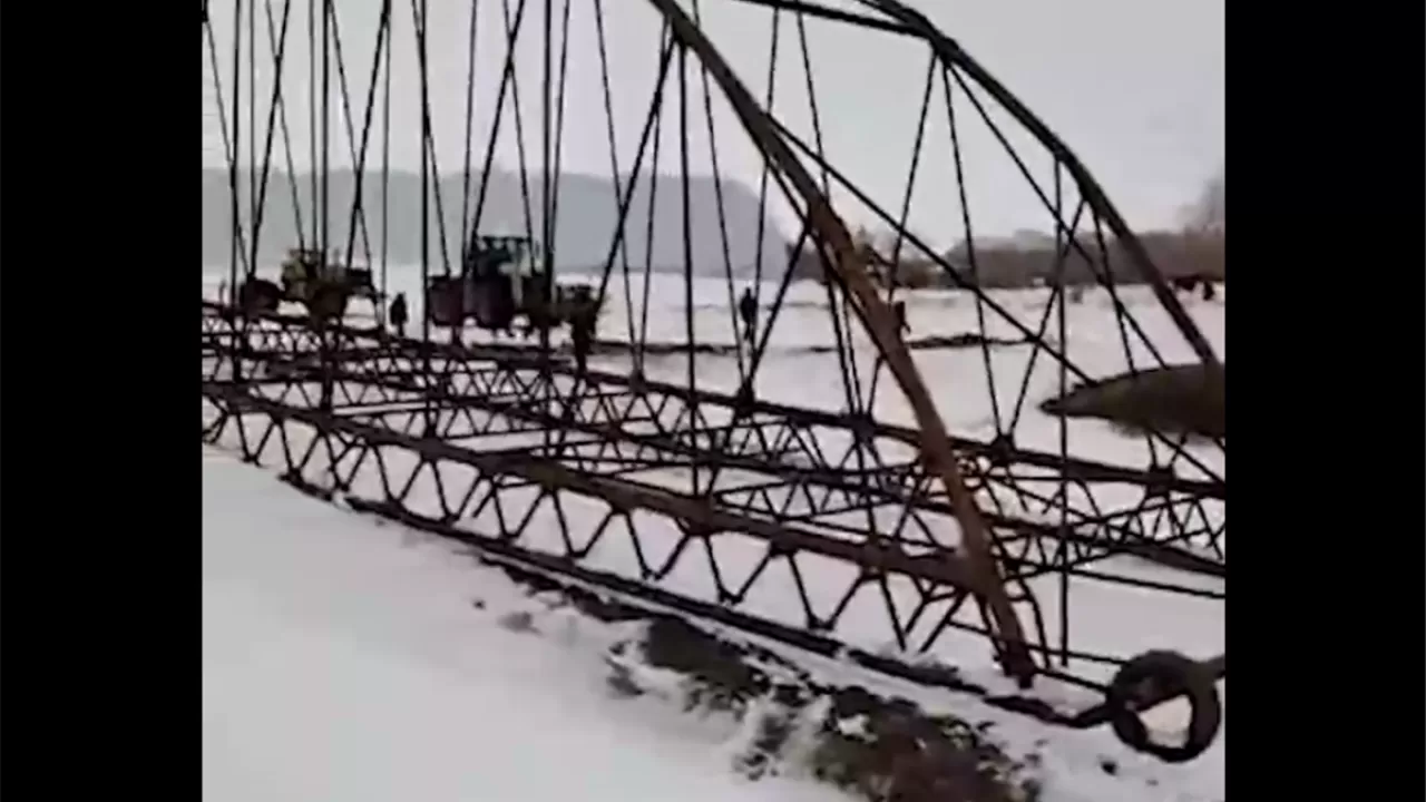 В Павлодарской области сельчане самостоятельно установили мост через реку 