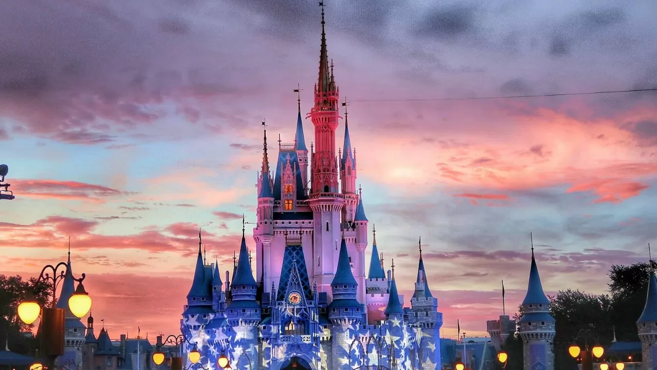 Disney 7 мың қызметкерді жұмыстан шығармақ 