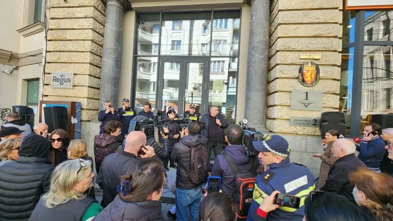 Народ против: в Грузии начался митинг из-за вручения премии Саакашвили 