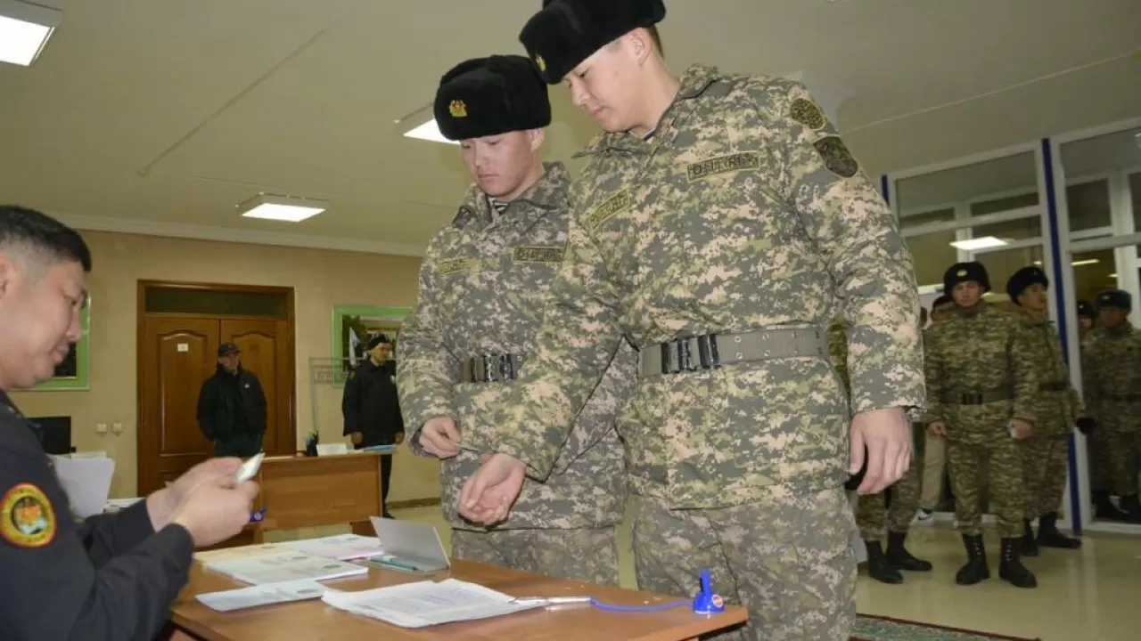 Маңғыстауда егіз сарбаздар өз таңдауларын жасады