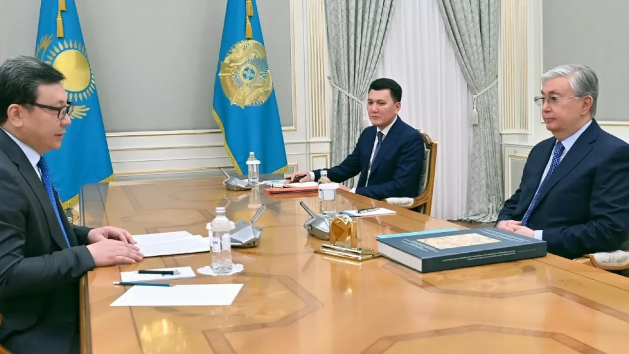 Директор Института современных исследований представил Токаеву свою книгу