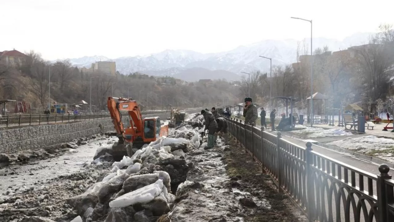 В Алматы провели учения по ликвидации паводков