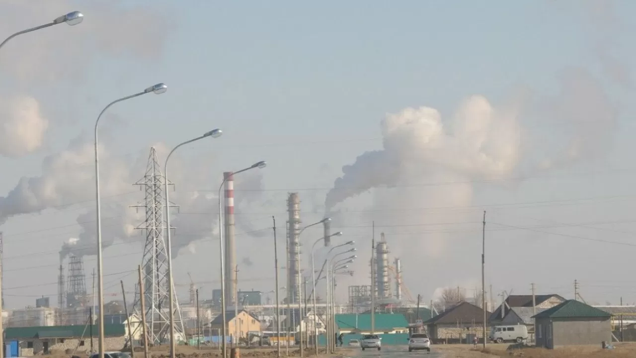 Жители Атырау задыхаются от выбросов в атмосферу