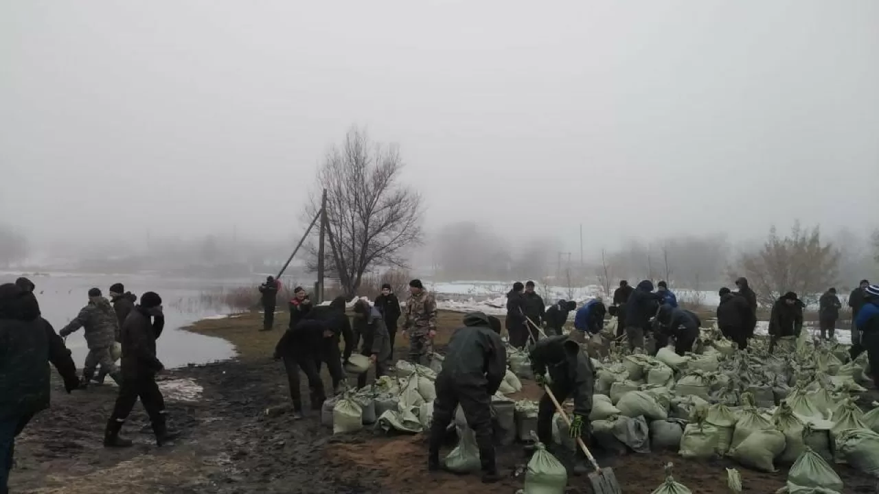 В ЗКО продолжают бороться с паводком – выложено 2600 мешков с инертным материалом