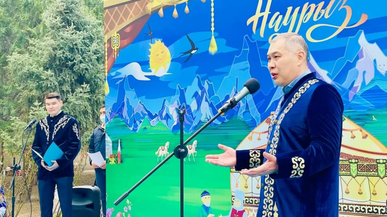 Переводчик на китайский язык произведений Абая произнес "бата" в Пекине