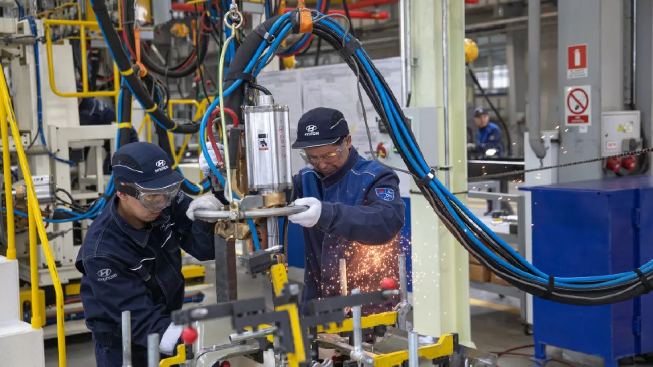 Премьер-министр Казахстана Алихан Смаилов посетил завод Hyundai Trans Almaty