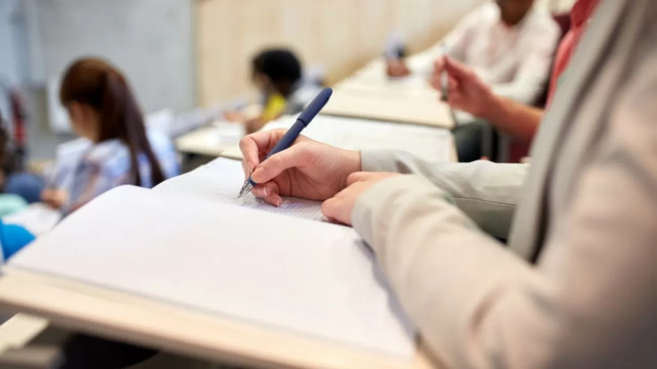 Студенттер жыл 12 ай жұмыс істеуге мүмкіндік беруді сұрайды
