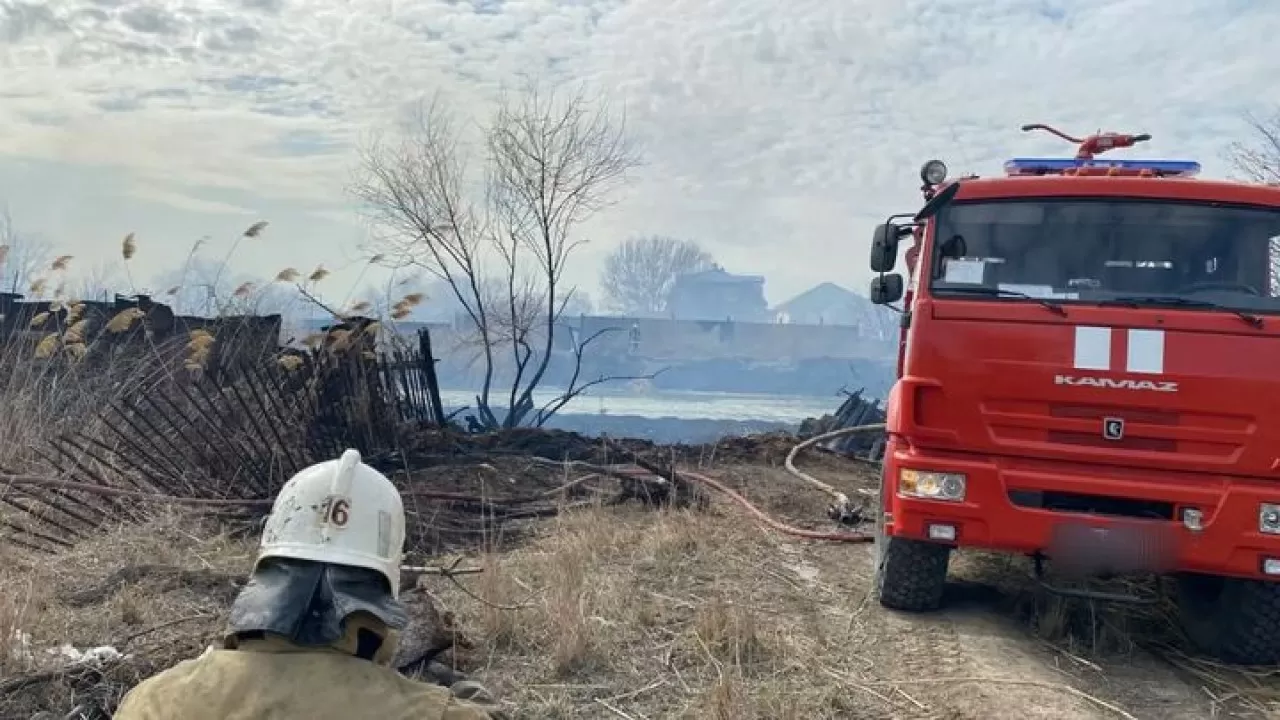 Атырауда канал жағасында қамыс өртенді