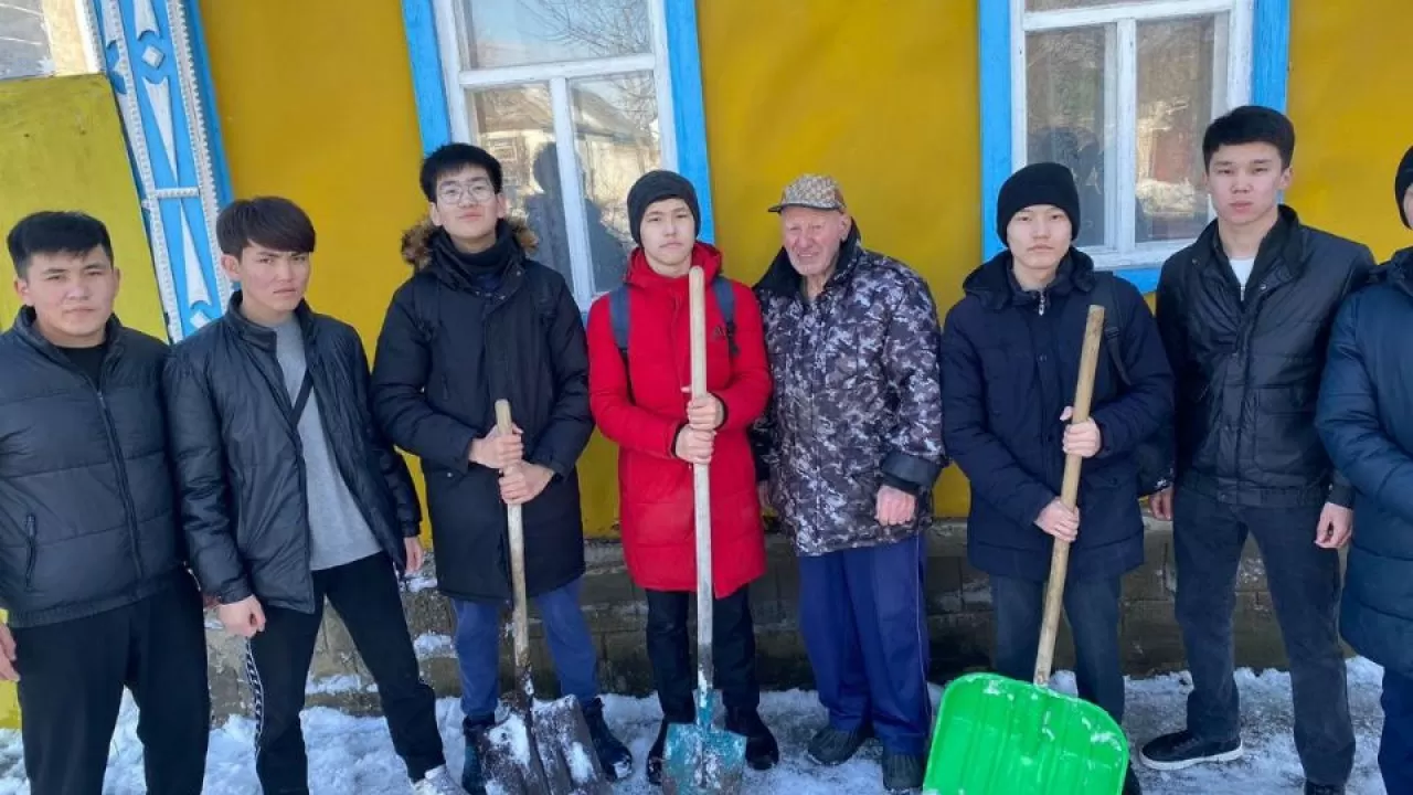 Ақтөбелік еріктілер жалғызбасты қариялардың аулаларын қардан тазартуға кірісті