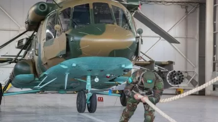 Казахстанский полицейский-силач протащил военный  вертолет на 15 метров