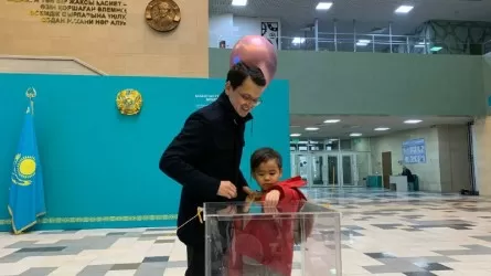 Багдат Мусин проголосовал с ребенком и шариками