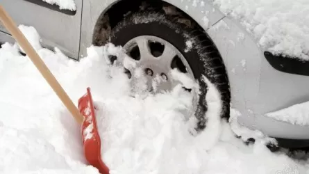 Более 70 автомобилей попали в снежный плен на востоке Казахстана