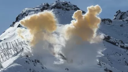 ВКО спустили лавины объемом 6,8 тысячи кубометров
