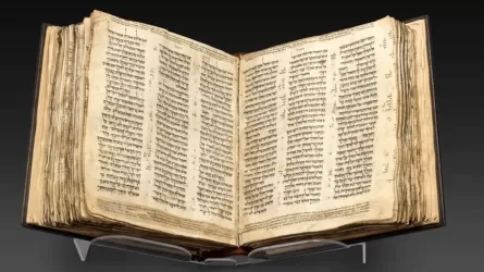 Стало известно, за сколько планируют продать древнейшую еврейскую Библию  