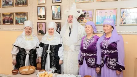Пришедших голосовать угощают в области Абай