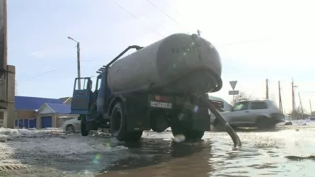 17 тысяч кубометров воды откачали с улиц Актобе